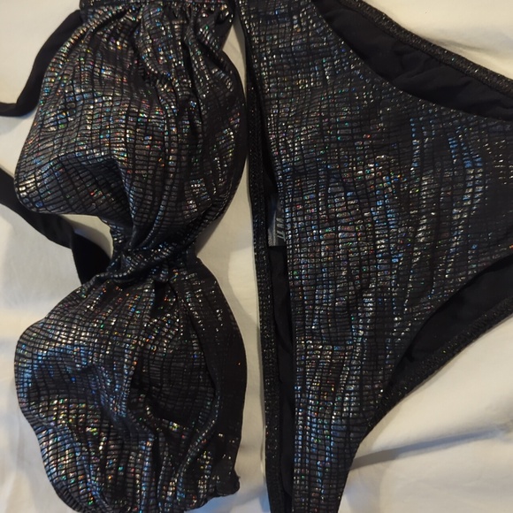 Bikini - Picture 2 of 2